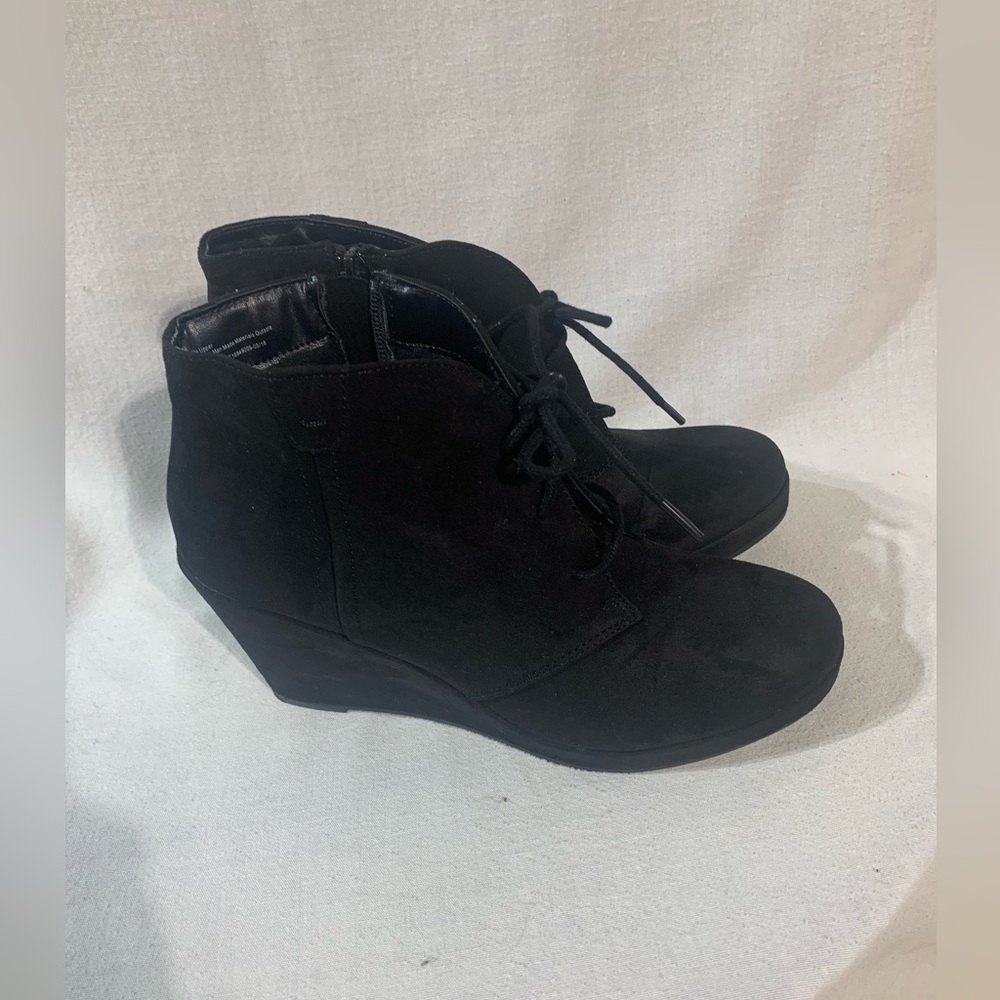 Menora women’s black lace up wedge ankle boots